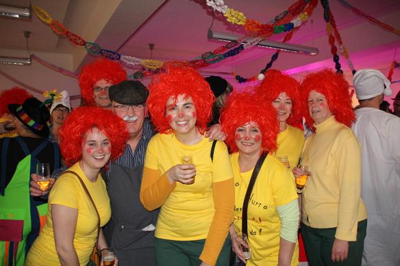 Unser Vorsitzender hatte mit seinem Team als Meister Eder und die 7 bis 10 Pumuckel in der Kostümwertung einen von zahlreichen 2. Plätzen ergattert. Foto: DZ Dülmen