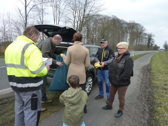 Zum Abschluss noch ein Brötchen und die Lagebesprechung. 