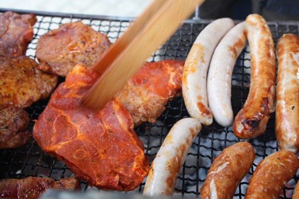 Dank Björn und Bernie Strietholt erwartete ein schmackhaftes Grillbuffet die Radler in Börnste. 