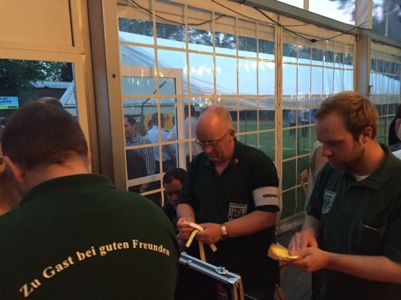 Gelbe Bänder für unter 18. Rote für Erwachsene. 