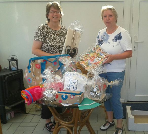 Seit vielen Jahren die Garanten für eine tolle Tombola beim Damenkaffee: Bernadette und Ulrike