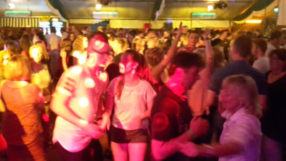 Volle Hütte und tolle Stimmung. Der Kohvedel Festball am Samstag Abend. 