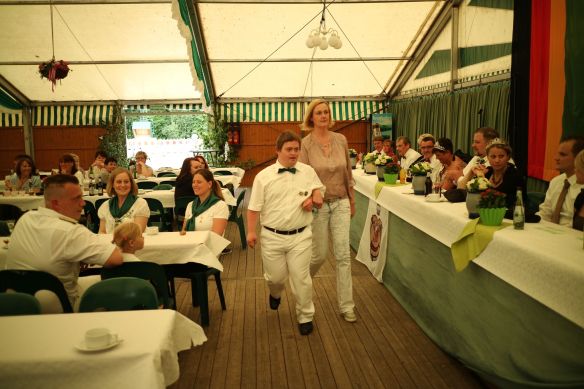 Björn geleitet Nicolle zur Ehrung. 