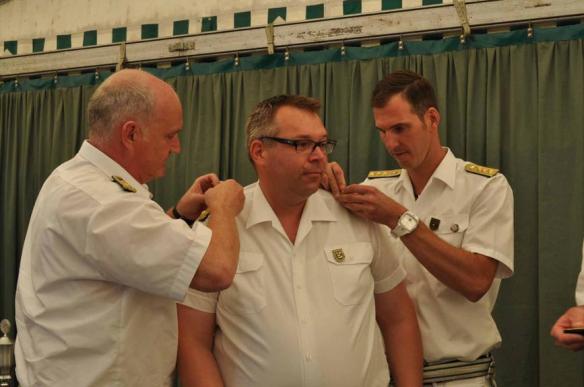 Björn erhält die Schulterklappen des Oberst