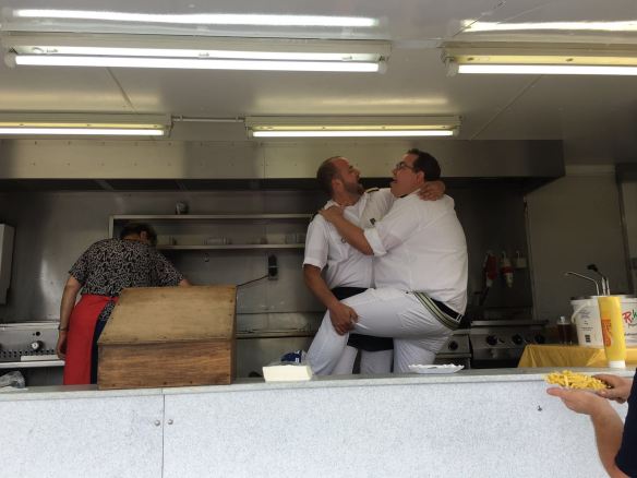 Zwei Currywürstchen im Pommes-Wagen