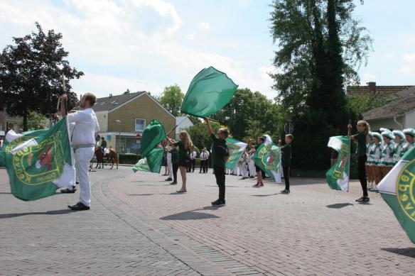 Fahnenschlag mit ganz jungen Fahnenschlägern. Respekt.