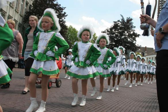 Marschierten tapfer bei der Hitze mit. Die Minis.