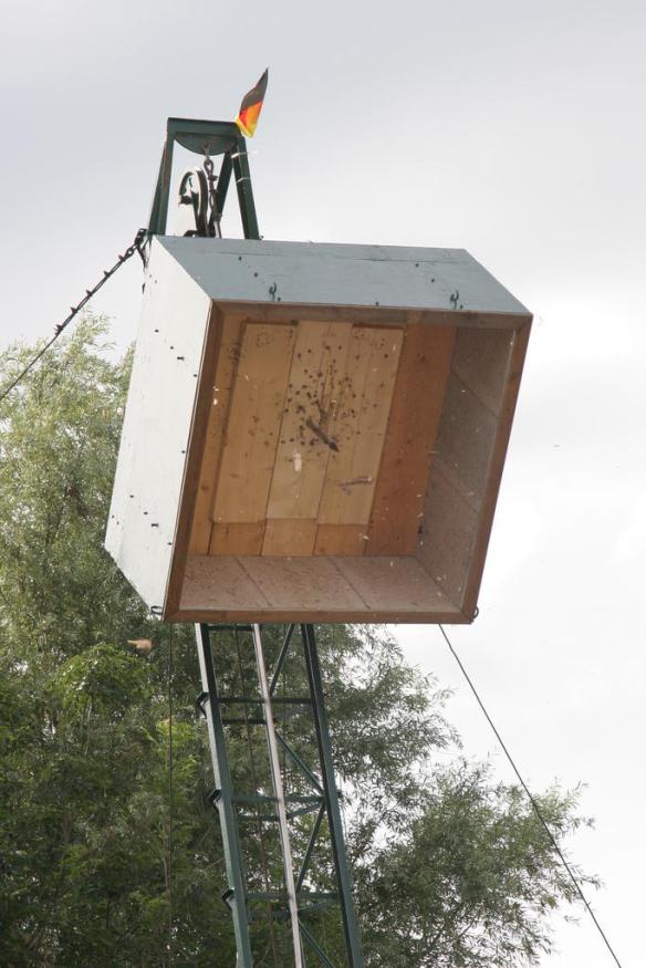 Scheint so....er holt die letzten Reste aus dem Kasten....