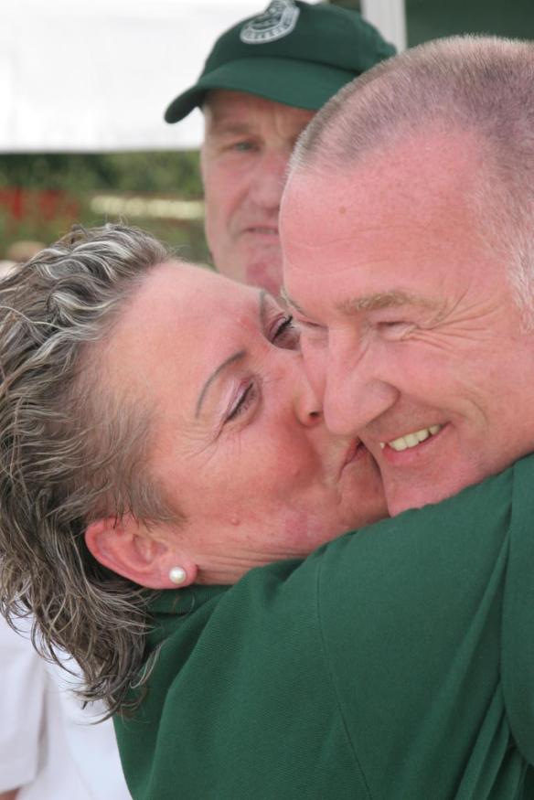 Eine der ersten Gratulanten: Sabine, die sich sichtlich mit Thomas freut.