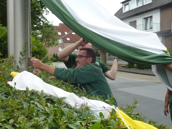 Prinzgemahl Lothar packt kräftig mit an. 