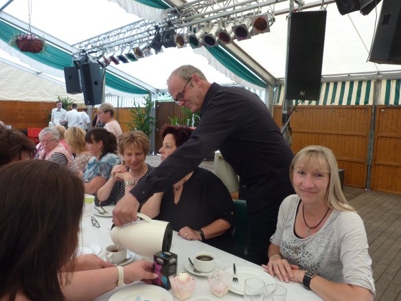 Wer zu spät kommt.....muss Kaffee einschenken.