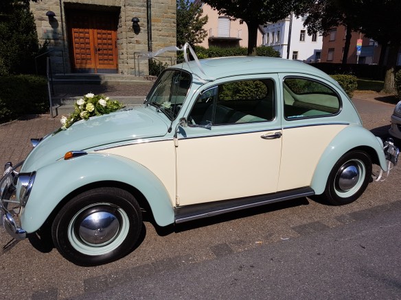6 Volt, Baujahr 1964 und in einem topp Zustand. Der Hochzeitswagen zog die Blicke auf sich. 