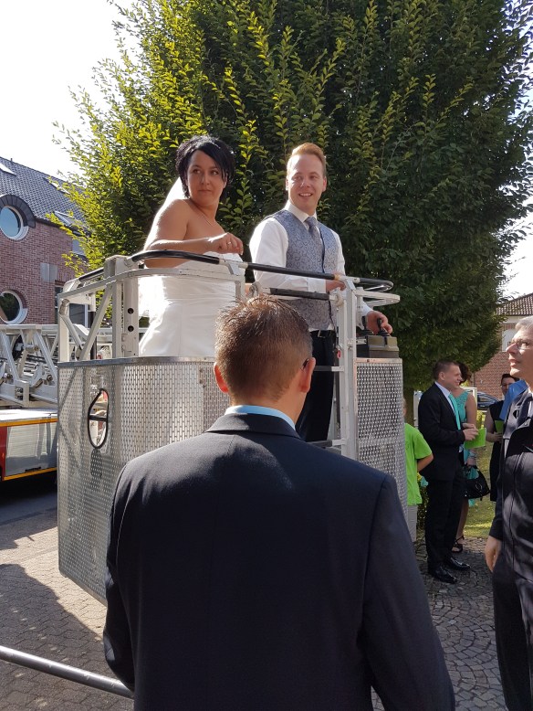 Hoch hinaus ging es für Tina und Domonik auf der Drehleiter der Feuerwehr.