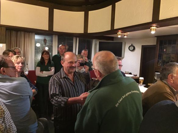 Volker bedankt sich bei Hansi für das Aufhängen des Fahnenschranks